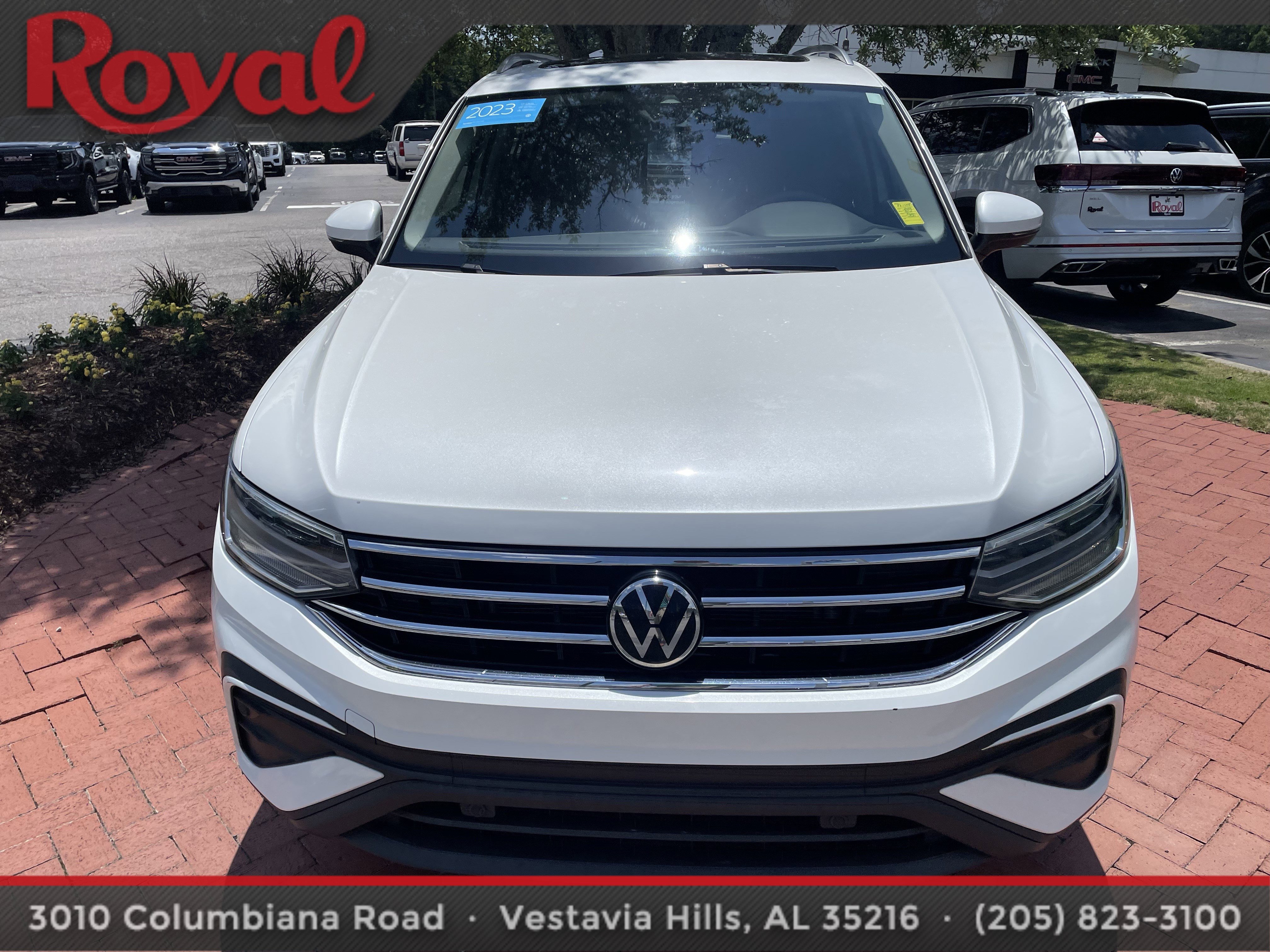 Certified 2023 Volkswagen Tiguan SE w/ Panoramic Sunroof Package FWD image 2