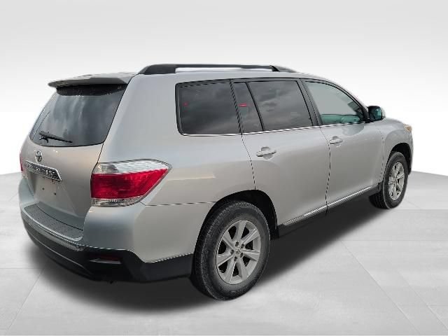 Used 2012 Toyota Highlander SE w/ Tow Pkg FWD image 5
