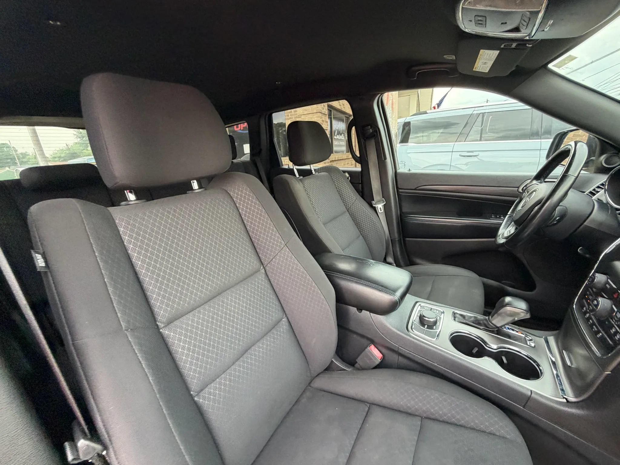 Used 2019 Jeep Grand Cherokee Laredo AWD/4WD image 13