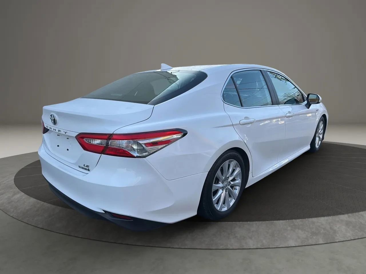 Used 2020 Toyota Camry LE image 5