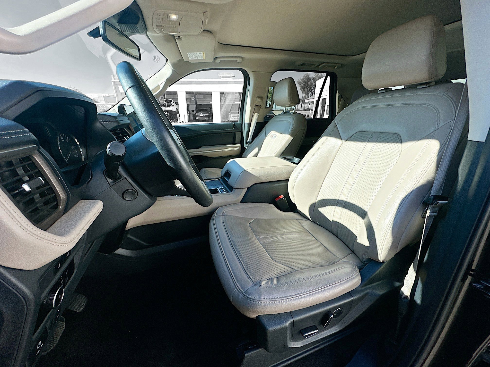 Used 2024 Ford Expedition Limited image 13