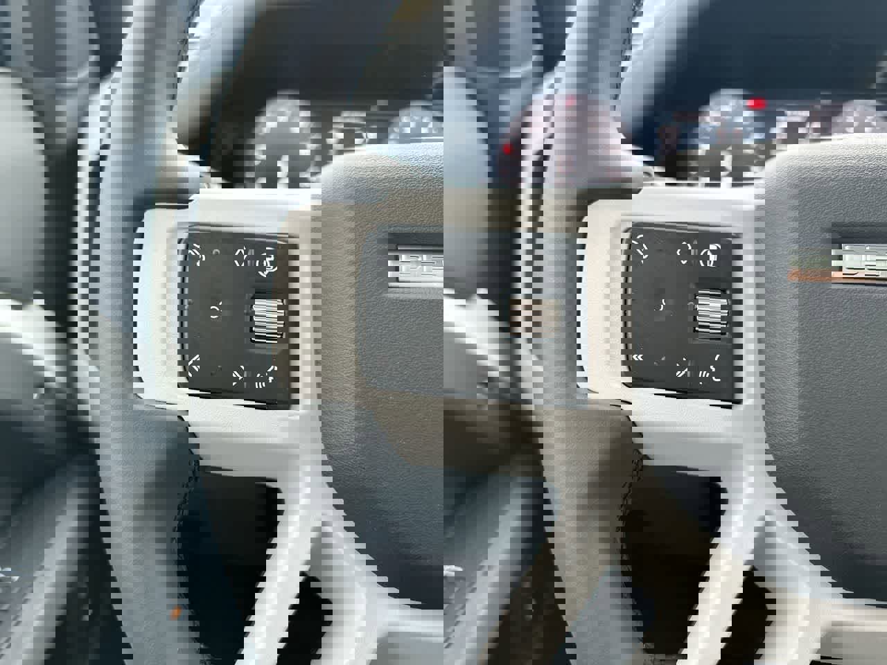 Used 2025 Land Rover Defender 90 S image 27