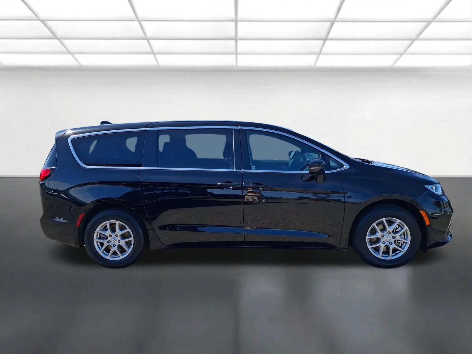 Certified 2025 Chrysler Pacifica Select FWD image 2