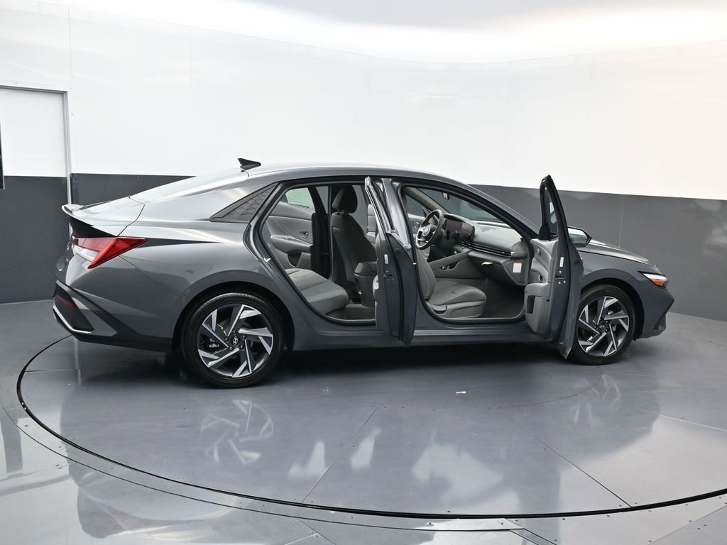 Certified 2025 Hyundai Elantra SEL image 28