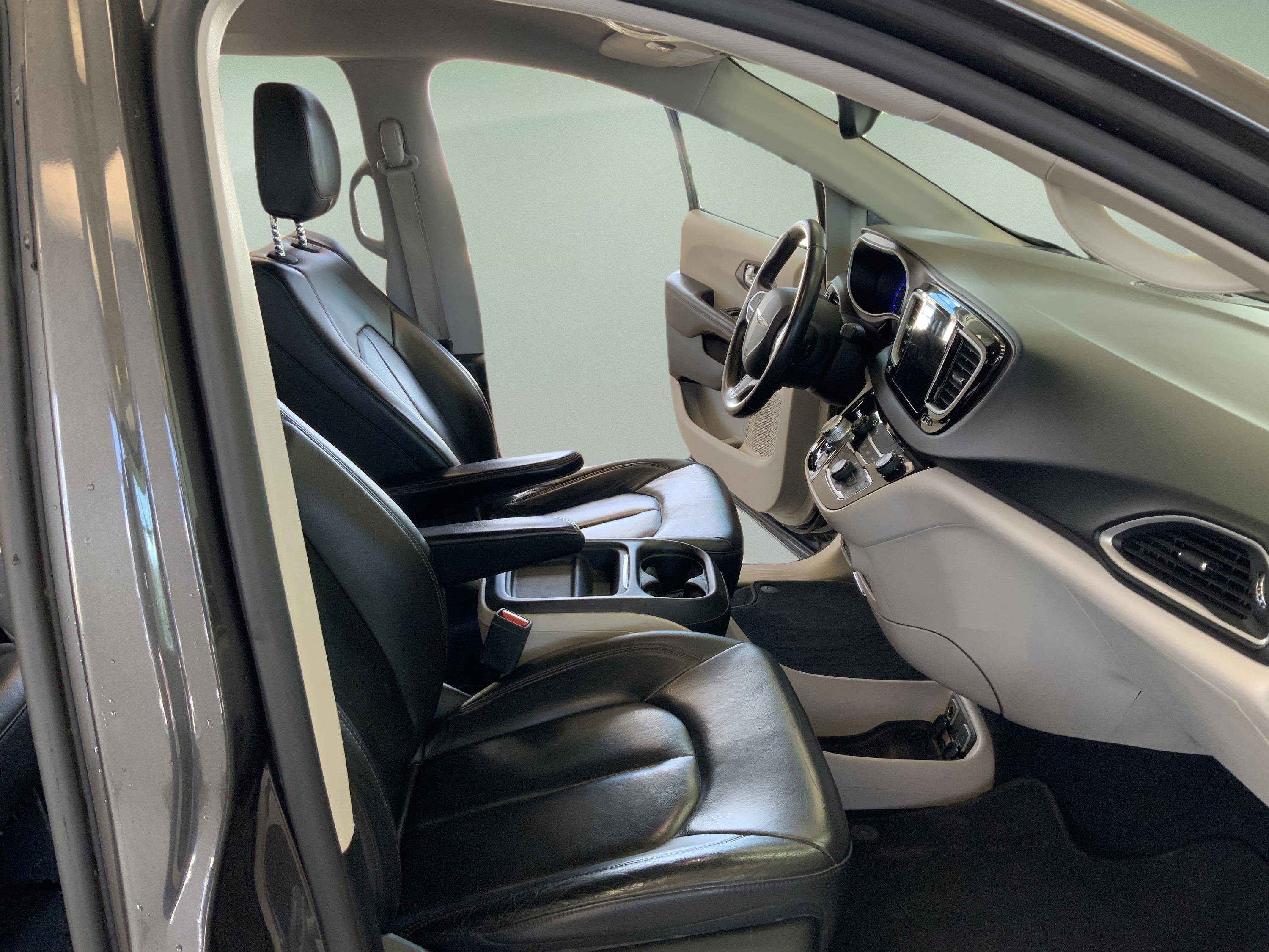Used 2017 Chrysler Pacifica Touring-L FWD image 20