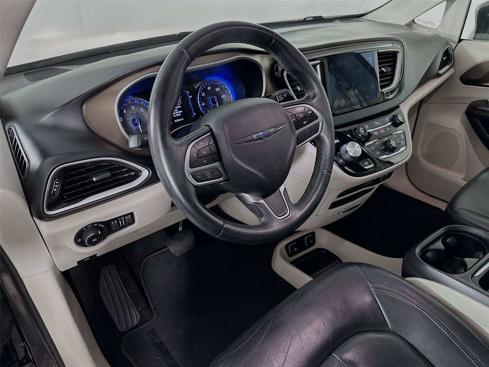 Used 2017 Chrysler Pacifica Touring-L FWD image 24