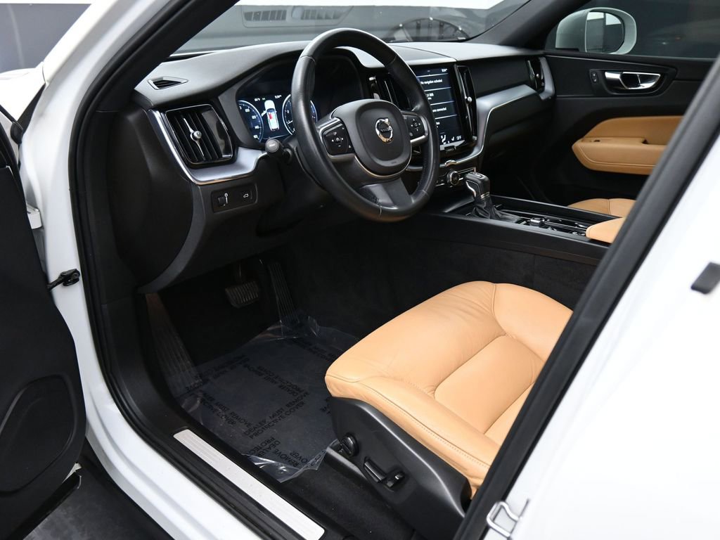 Used 2020 Volvo XC60 T5 Momentum image 2