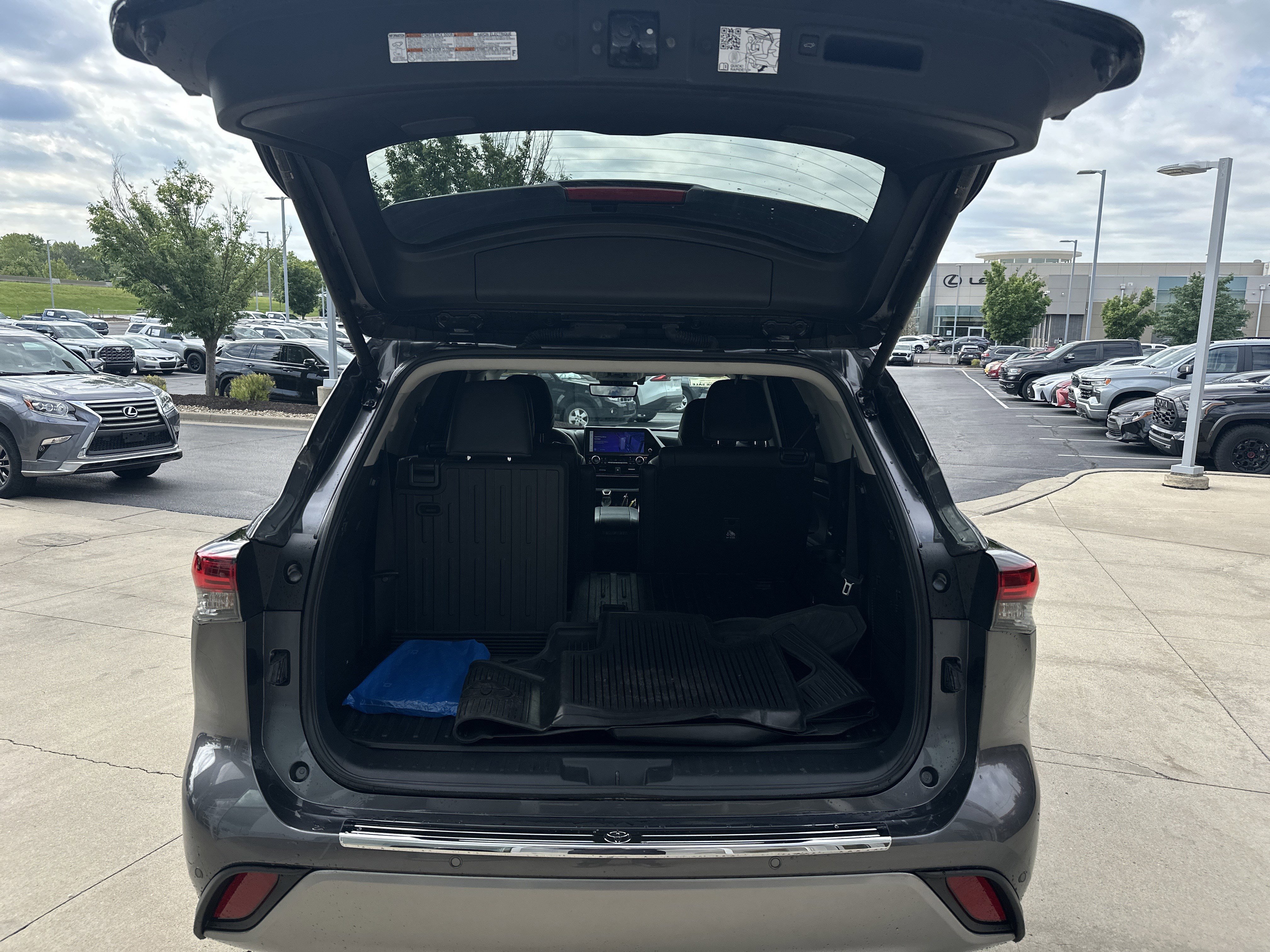 Used 2024 Toyota Highlander Platinum AWD/4WD image 29