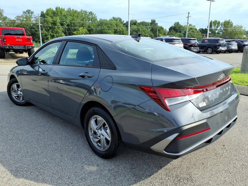 Used 2025 Hyundai Elantra SE FWD image 16