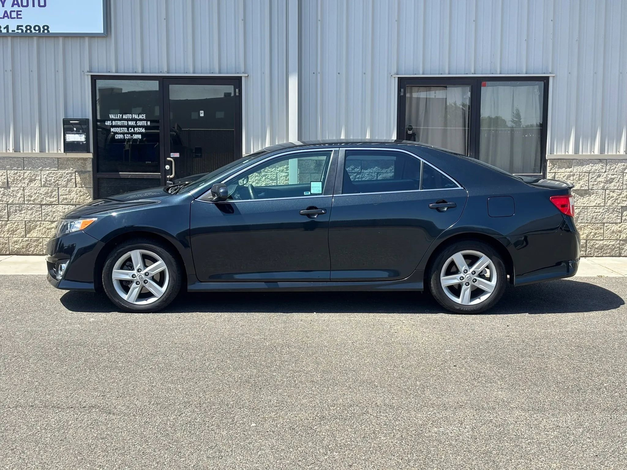 Used 2012 Toyota Camry SE FWD image 6