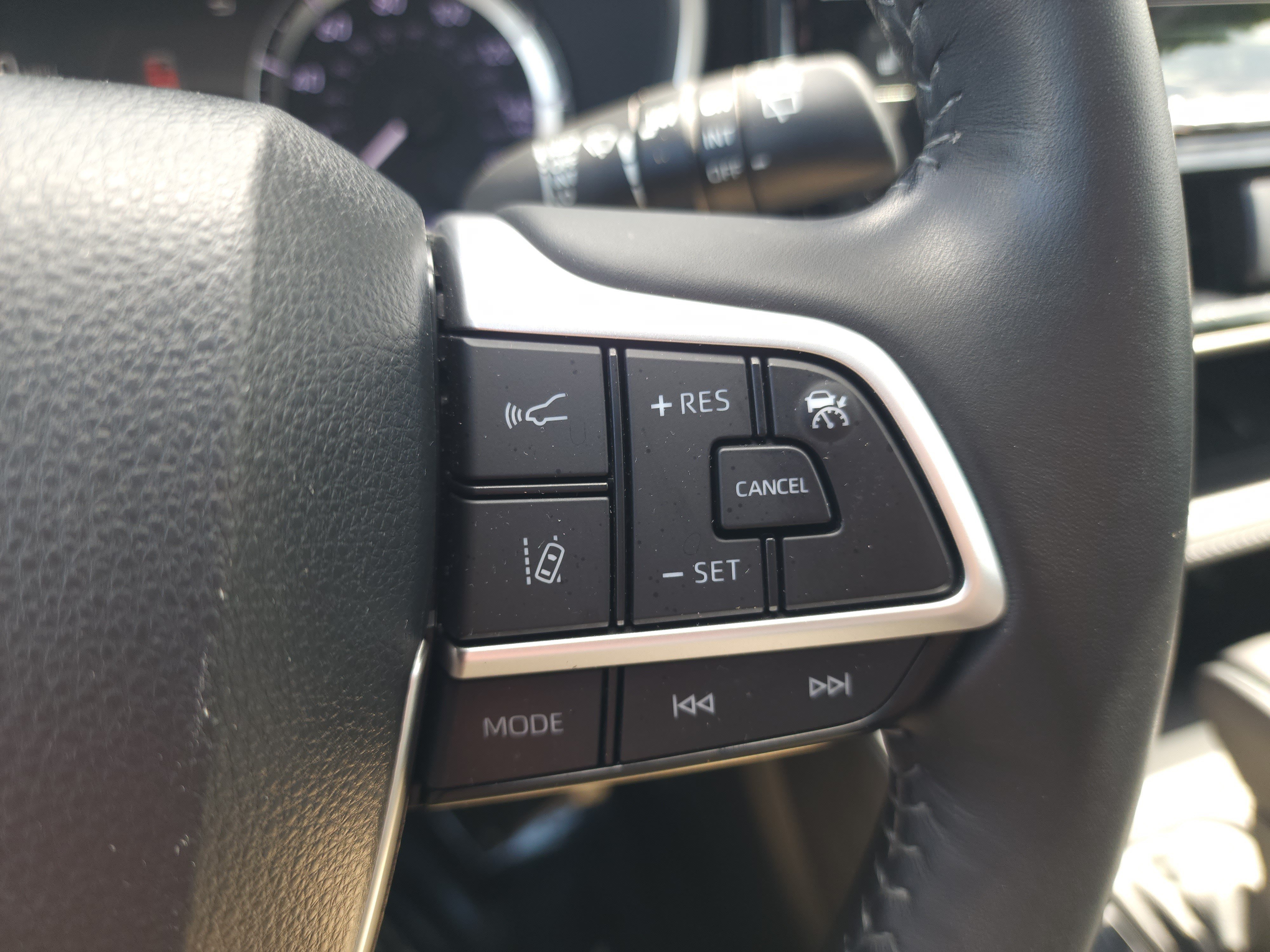 Used 2023 Toyota Highlander XLE FWD image 25