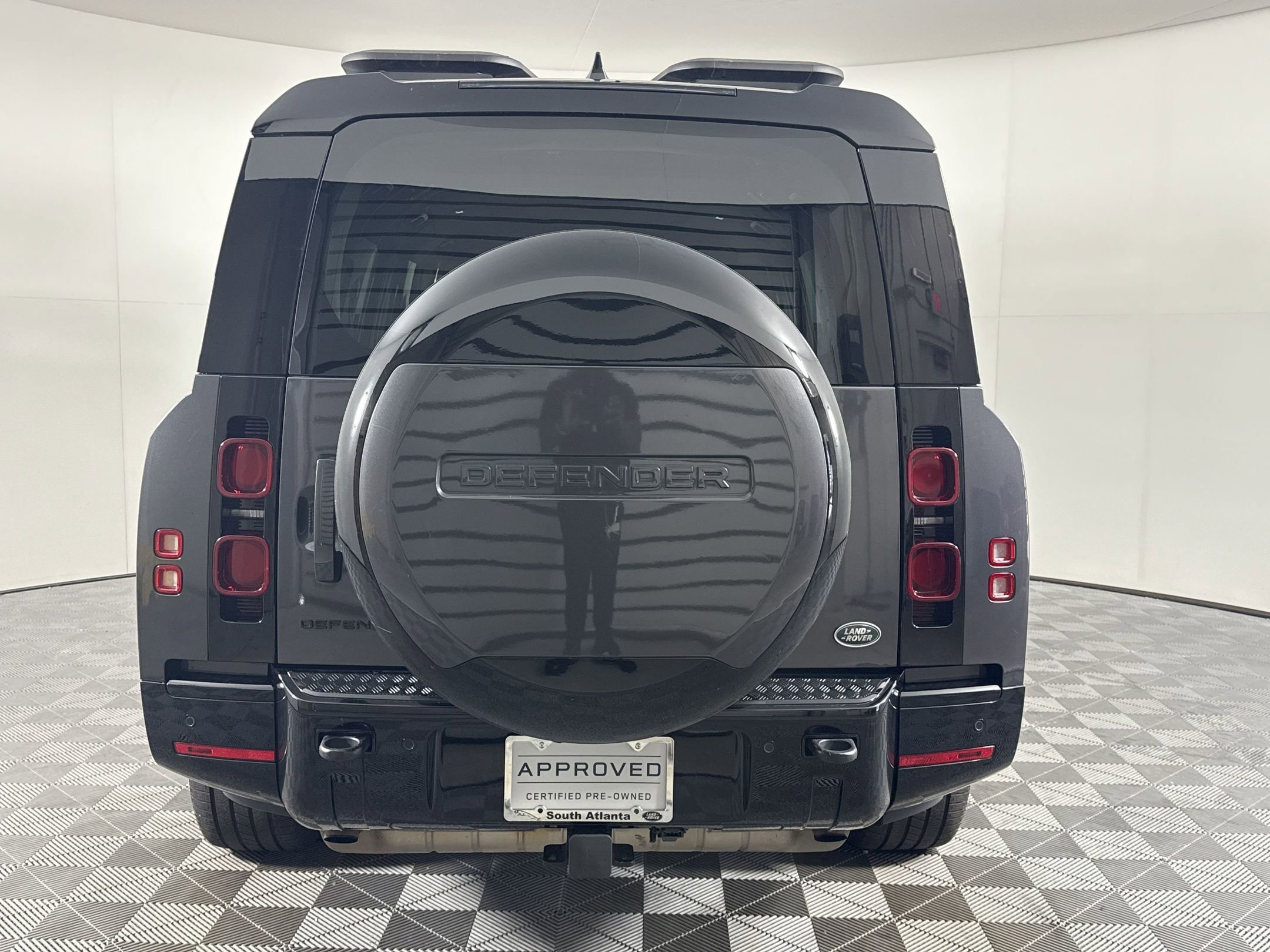 Used 2023 Land Rover Defender 130 X-Dynamic SE image 11