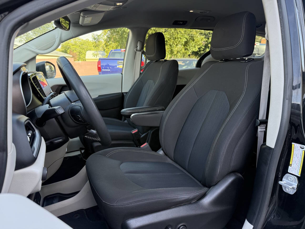 Used 2022 Chrysler Voyager LX image 11