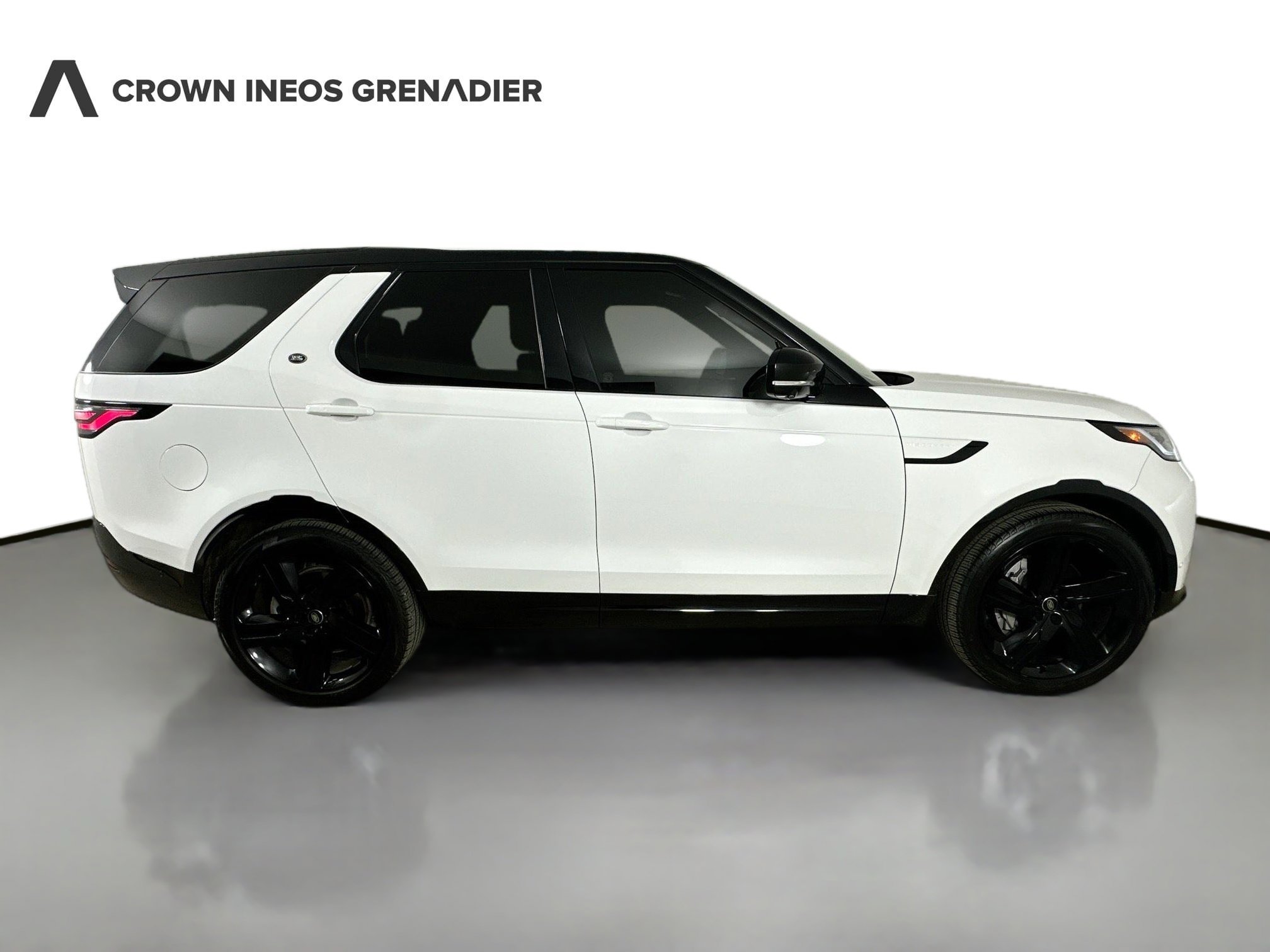 Used 2024 Land Rover Discovery Dynamic SE AWD/4WD image 4
