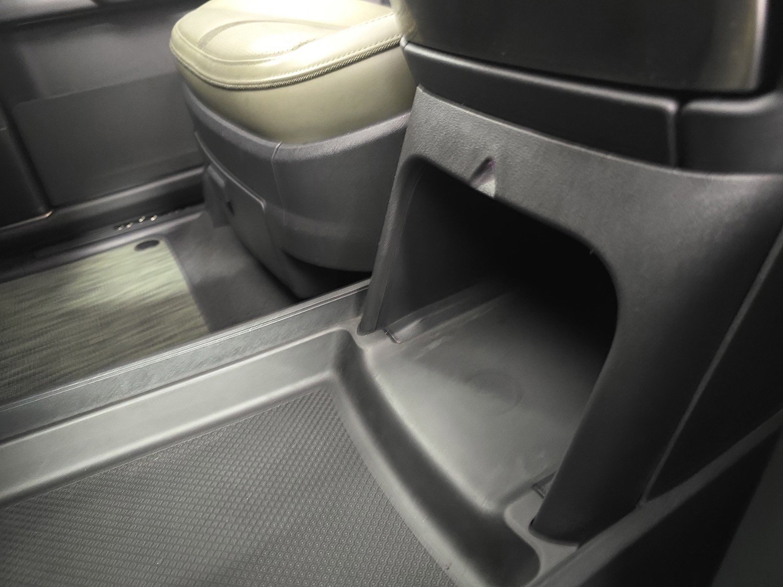 Used 2024 Rivian R1S Adventure image 33