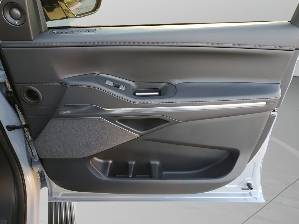 Used 2025 Lincoln Navigator L Reserve w/ Jet Appearance Package image 13