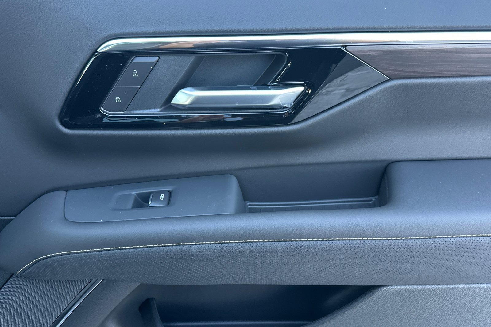 New 2026 Chevrolet Suburban Premier image 21