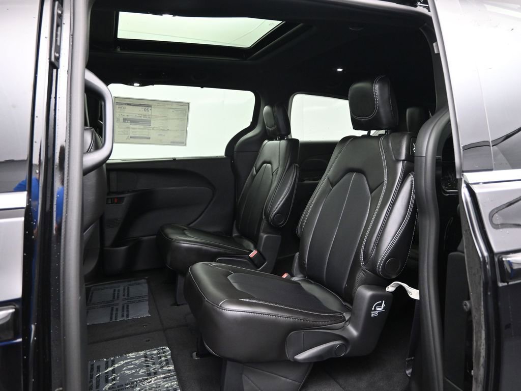 New 2026 Chrysler Pacifica Select image 24