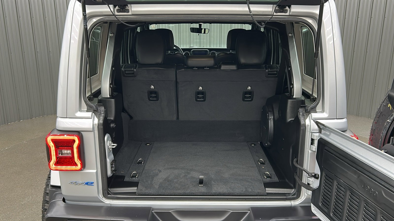 Used 2023 Jeep Wrangler Unlimited Sahara w/ Cold Weather Group image 17