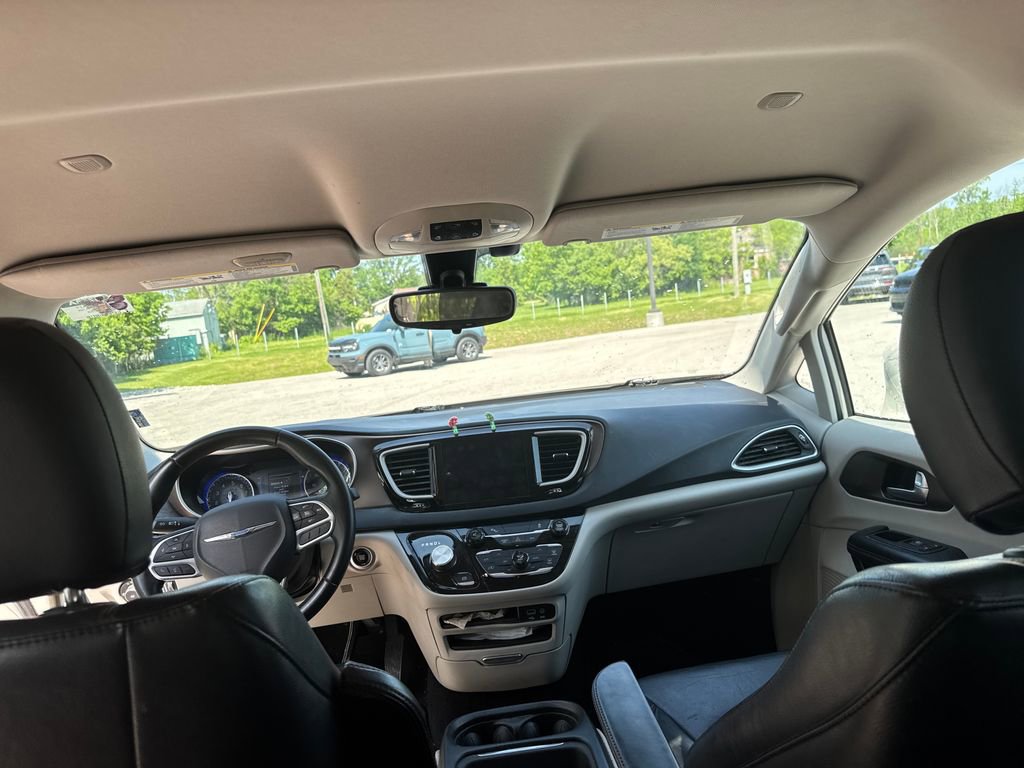 Used 2017 Chrysler Pacifica Touring-L w/ Tire & Wheel Group FWD image 11