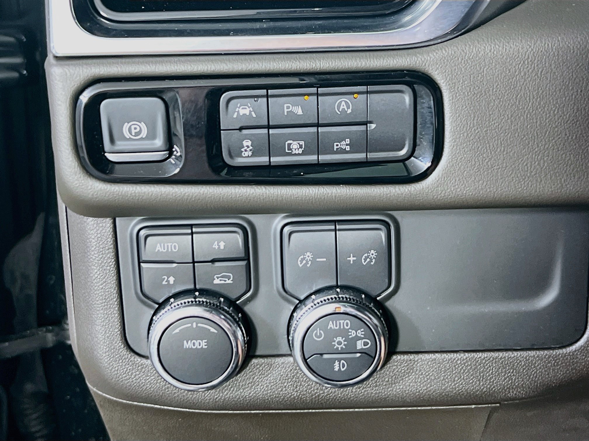 Used 2025 GMC Yukon Elevation w/ Technology Package AWD/4WD image 10
