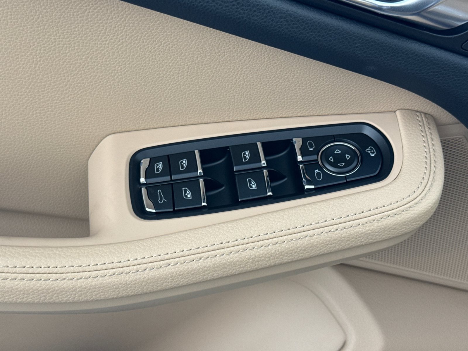 Certified 2026 Porsche Macan AWD/4WD image 13