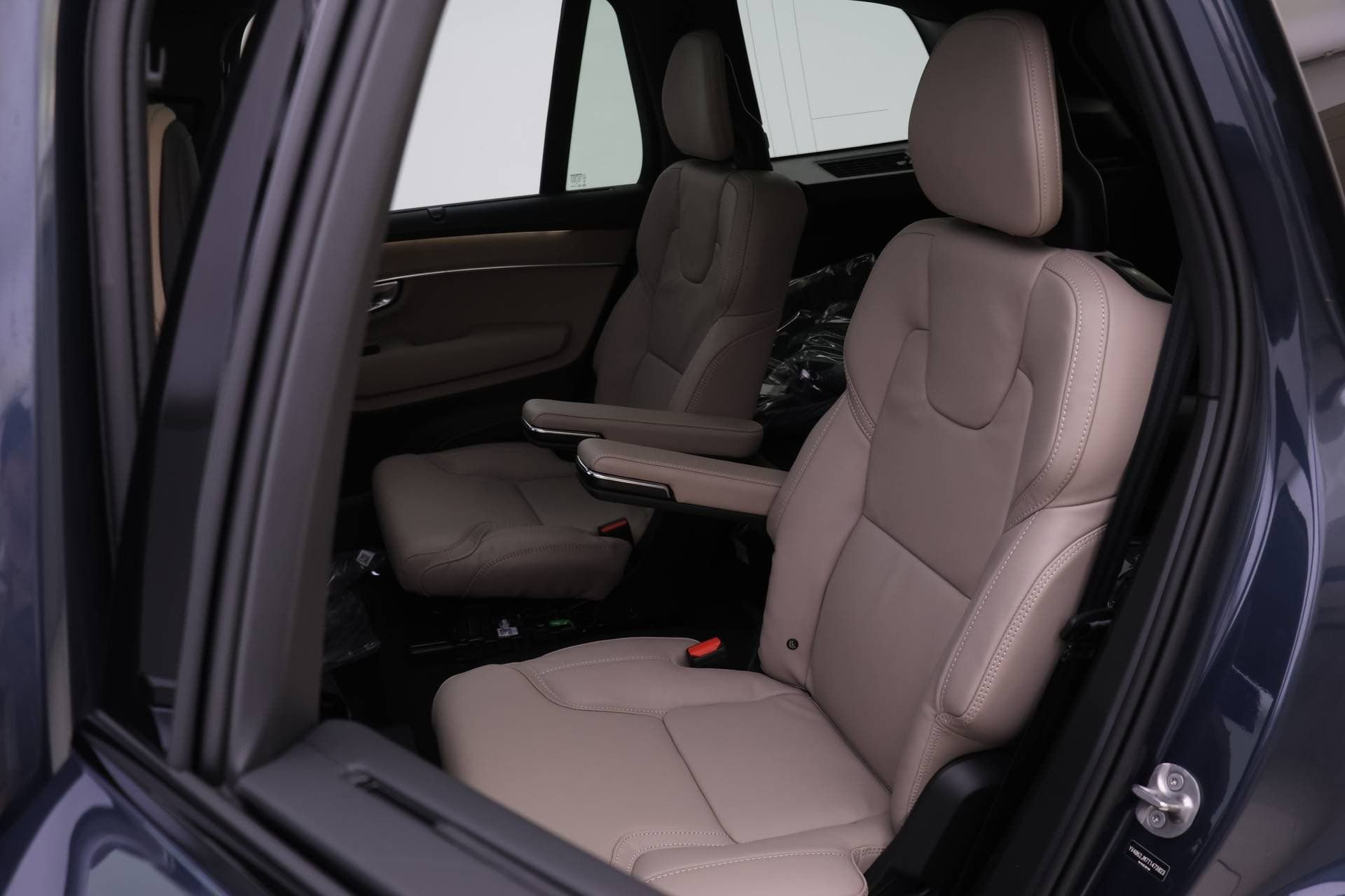 New 2026 Volvo XC90 B6 Ultra w/ Protection Package image 11