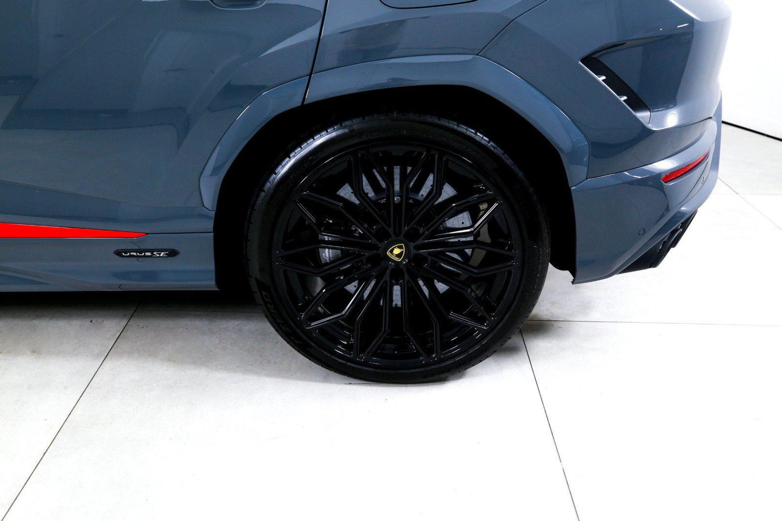 Used 2025 Lamborghini Urus SE AWD/4WD image 40