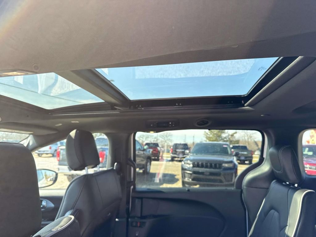 New 2026 Chrysler Pacifica Limited w/ S Appearance Package image 13