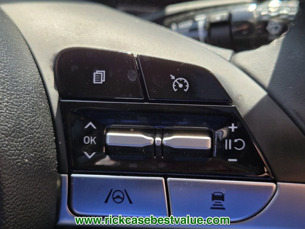 Used 2023 Hyundai Elantra Limited image 29