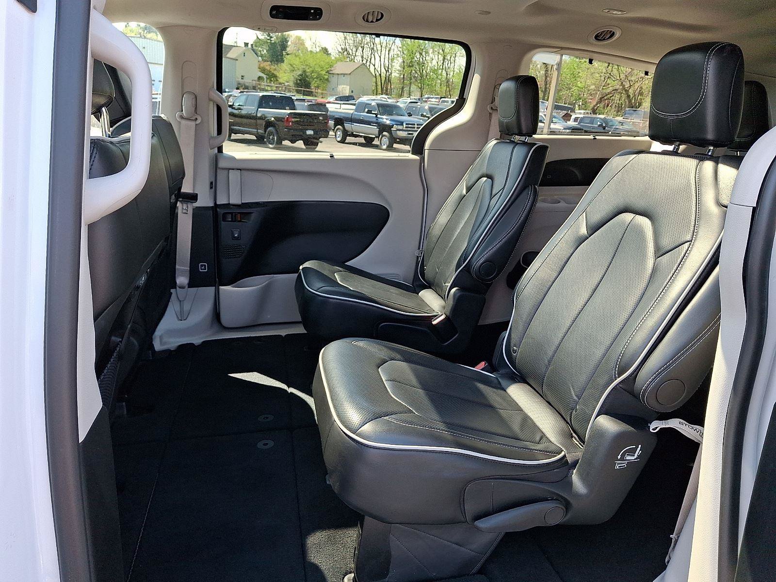 Certified 2024 Chrysler Pacifica Limited FWD image 11