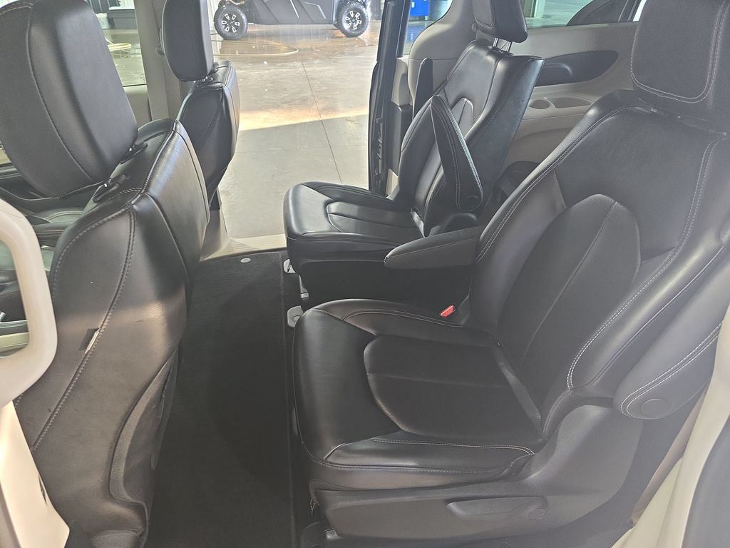 Used 2023 Chrysler Pacifica Touring-L FWD image 14