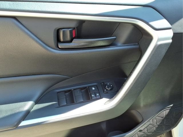 Used 2021 Toyota RAV4 LE AWD/4WD image 11