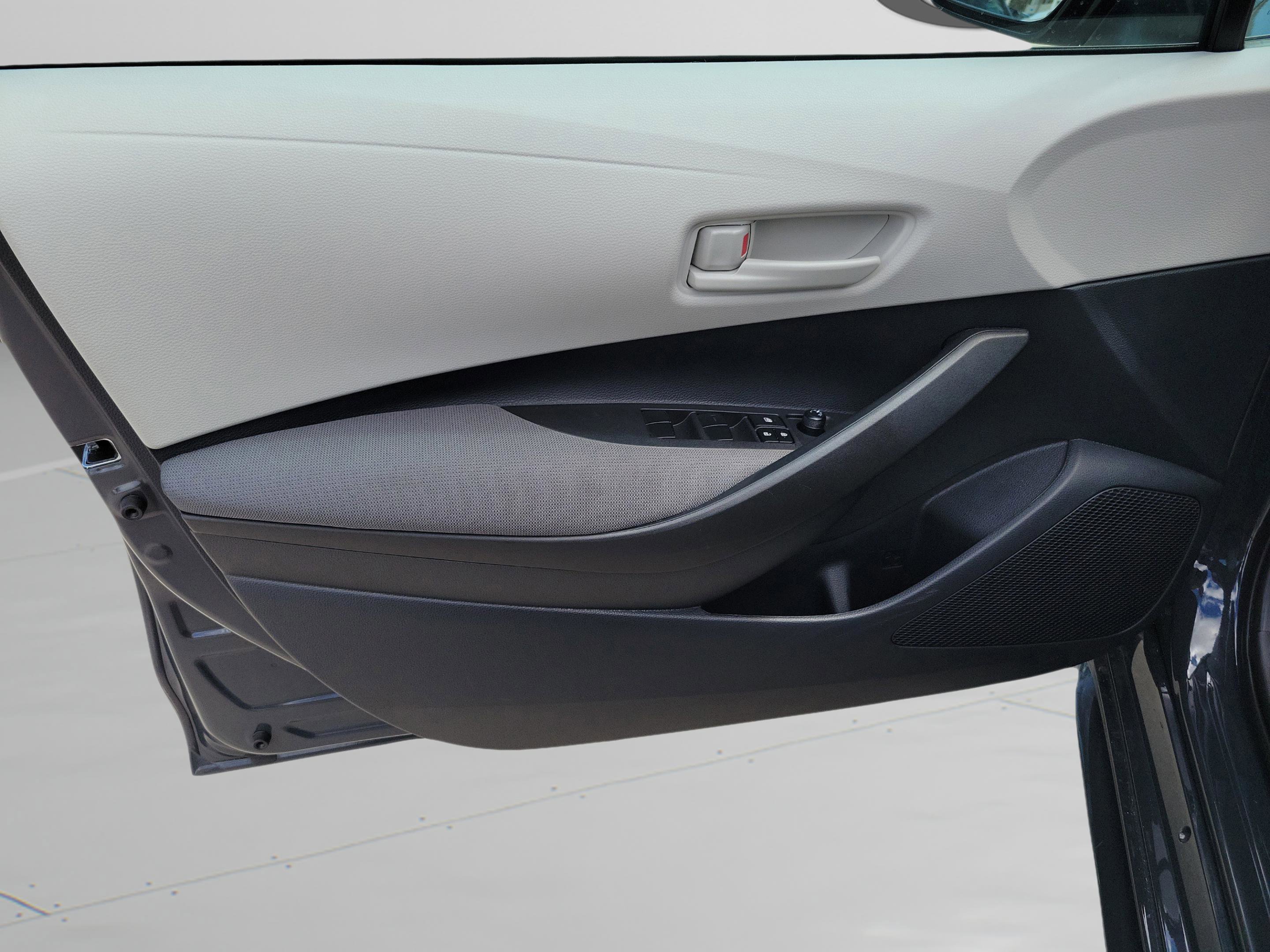 Used 2025 Toyota Corolla LE w/ Convenience Package image 34