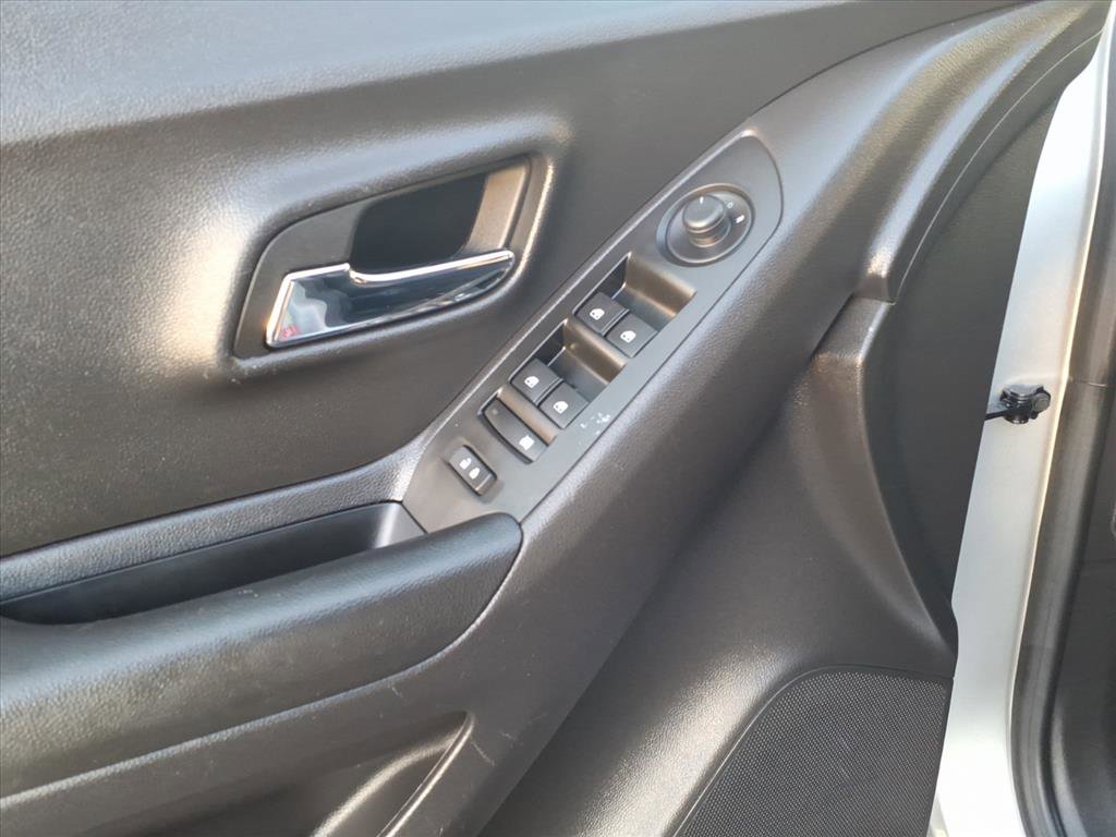 Certified 2022 Chevrolet Trax LT w/ LT Convenience Package image 11