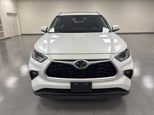 Used 2023 Toyota Highlander XLE image 3