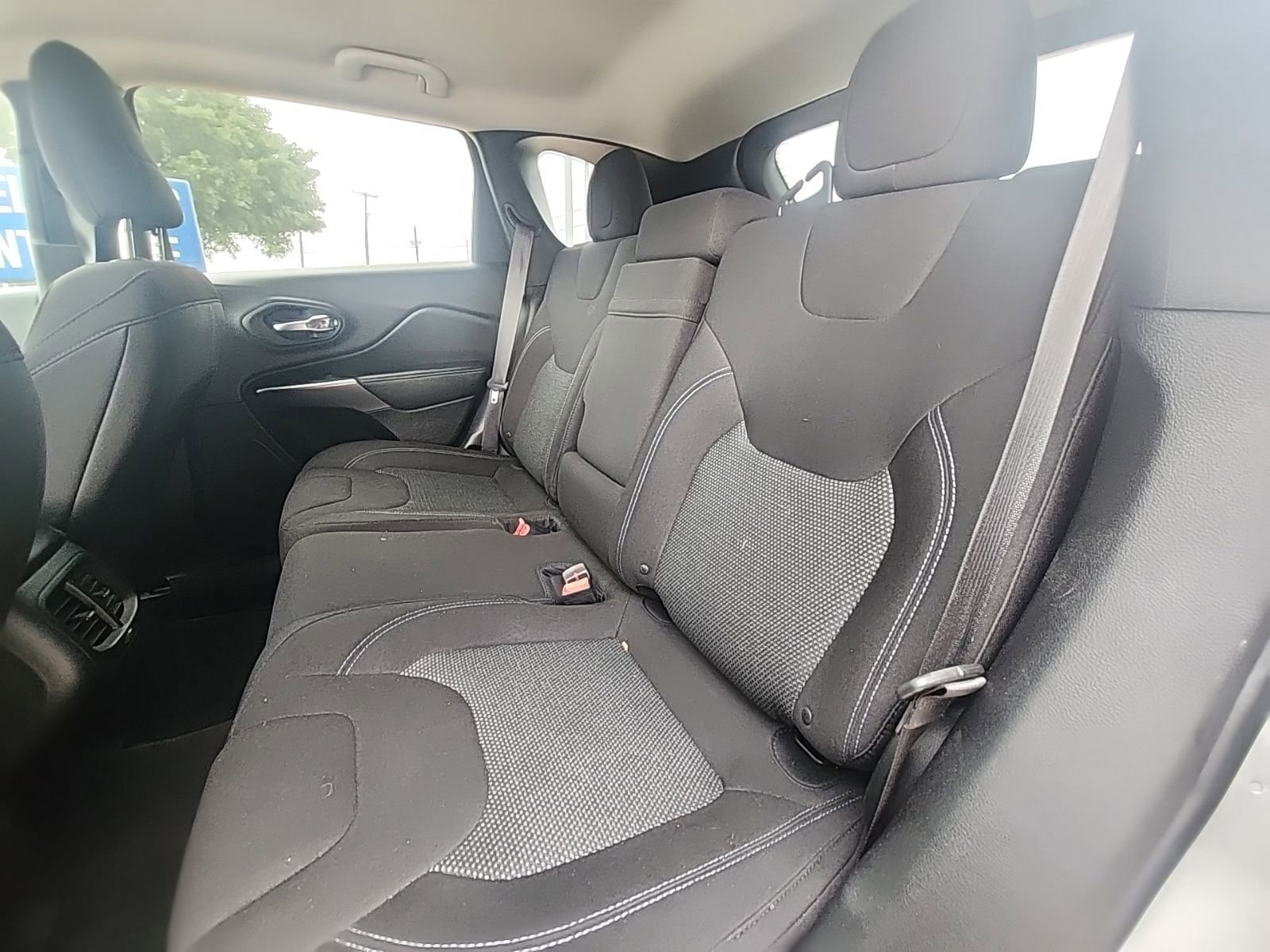 Used 2019 Jeep Cherokee Latitude w/ Popular Appearance Group AWD/4WD image 11