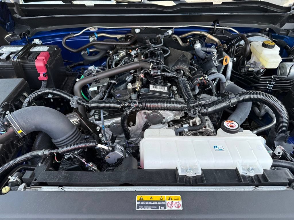 Certified 2025 Toyota Tacoma SR5 AWD/4WD image 10