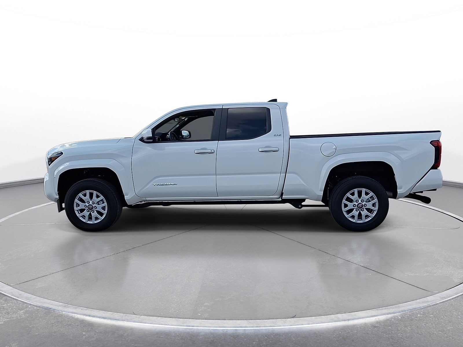 Used 2025 Toyota Tacoma SR5 w/ SR5 Upgrade Package AWD/4WD image 5