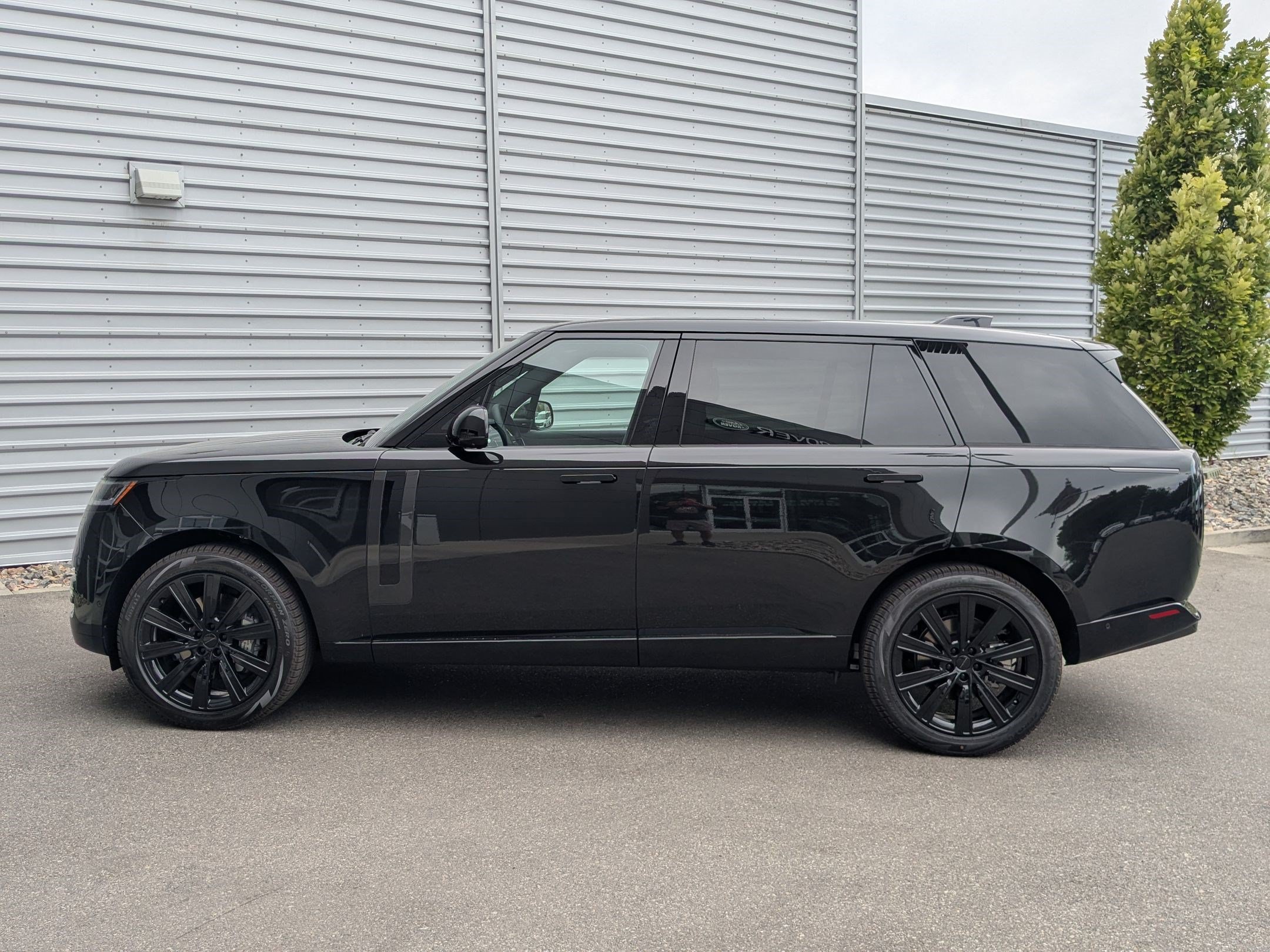 New 2026 Land Rover Range Rover Long Wheelbase SE AWD/4WD image 8