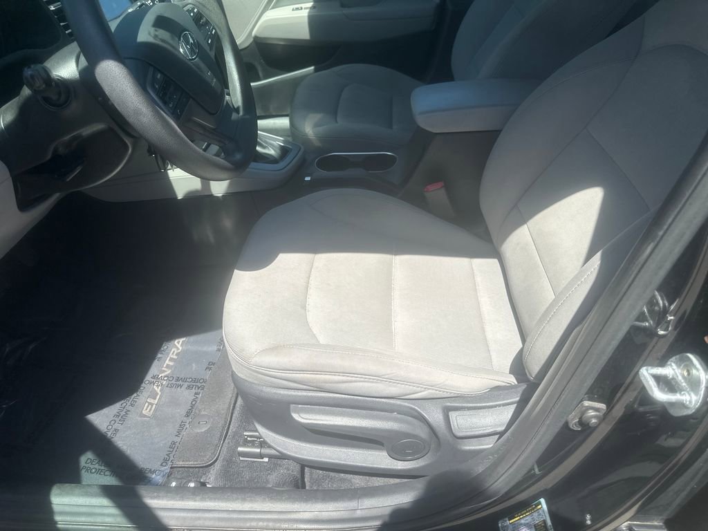 Used 2017 Hyundai Elantra SE FWD image 9