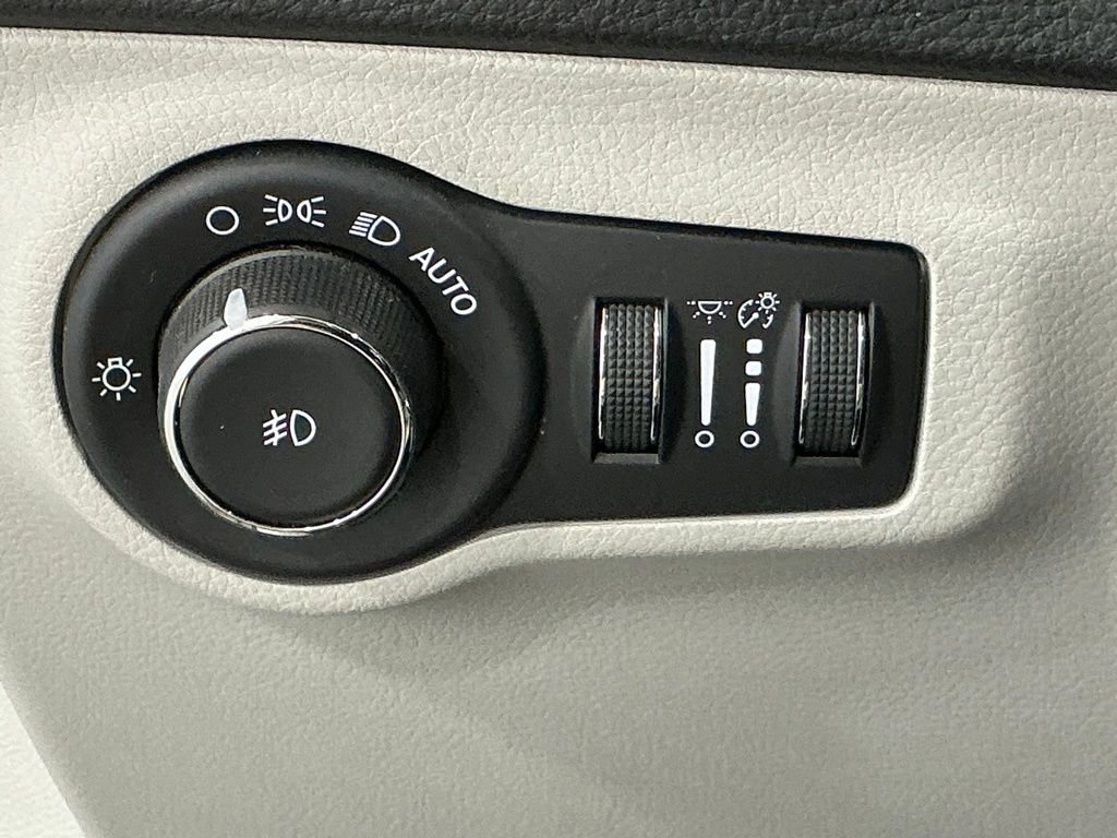 Used 2018 Jeep Compass Limited w/ Navigation Group image 22