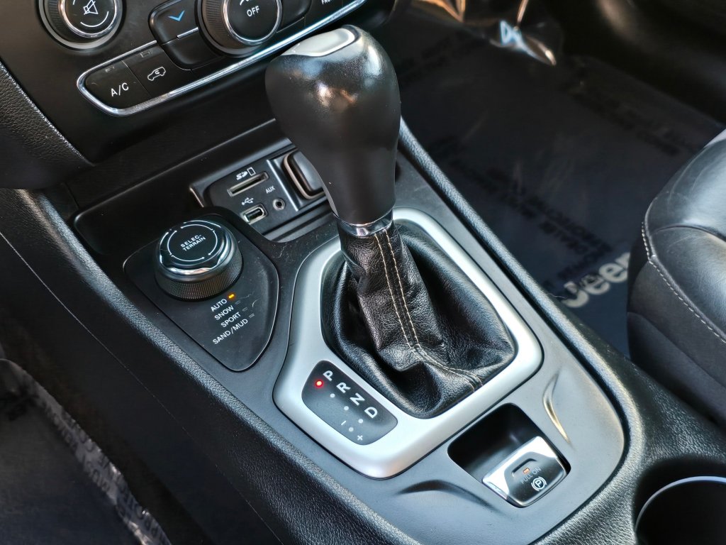 Used 2018 Jeep Cherokee Latitude Plus AWD/4WD image 13