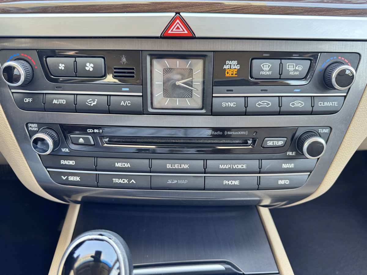 Used 2015 Hyundai Genesis 3.8 RWD image 46