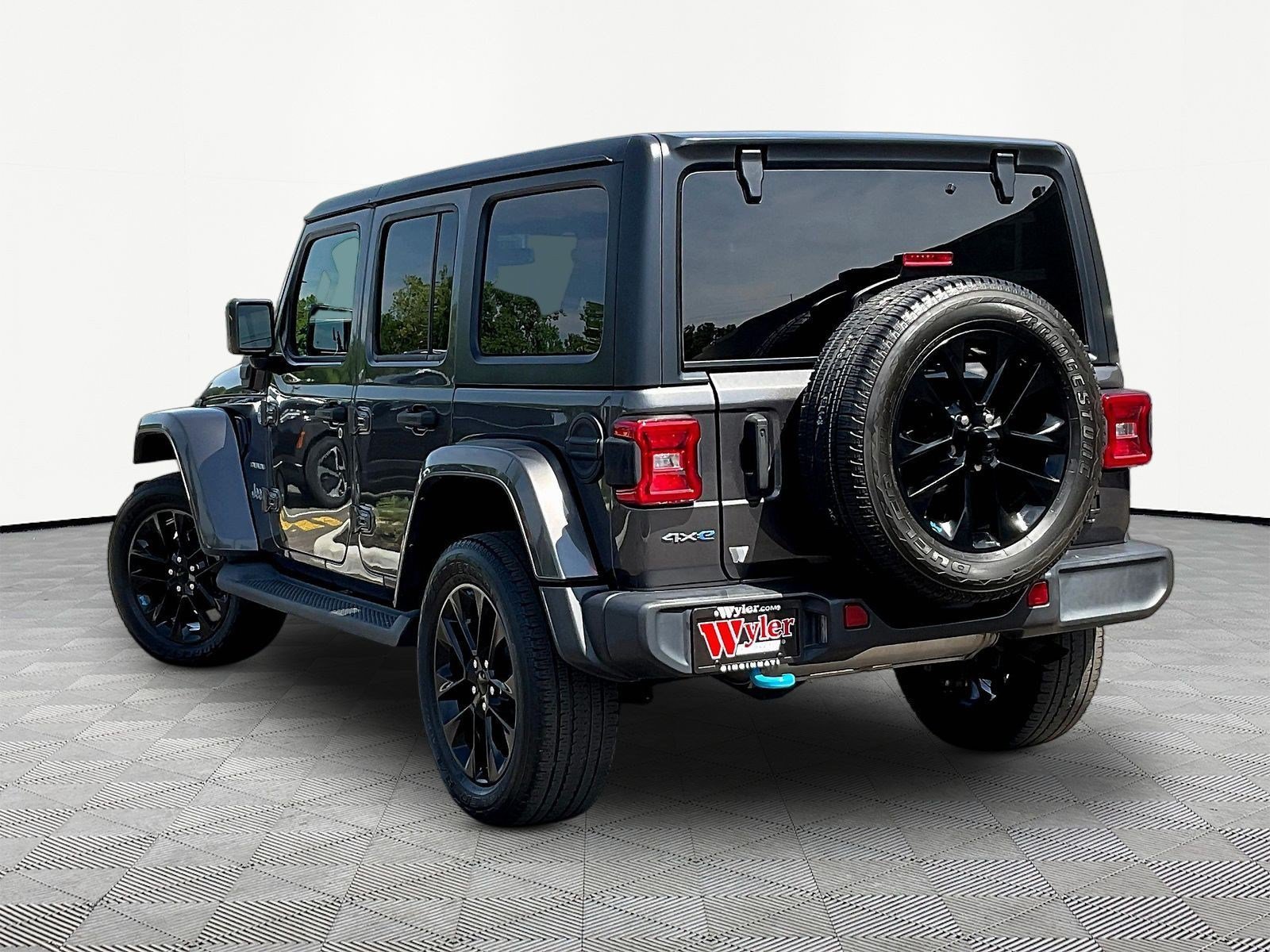 Used 2023 Jeep Wrangler Unlimited Sahara AWD/4WD image 4