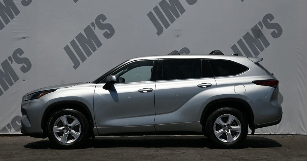 Used 2022 Toyota Highlander LE FWD image 6