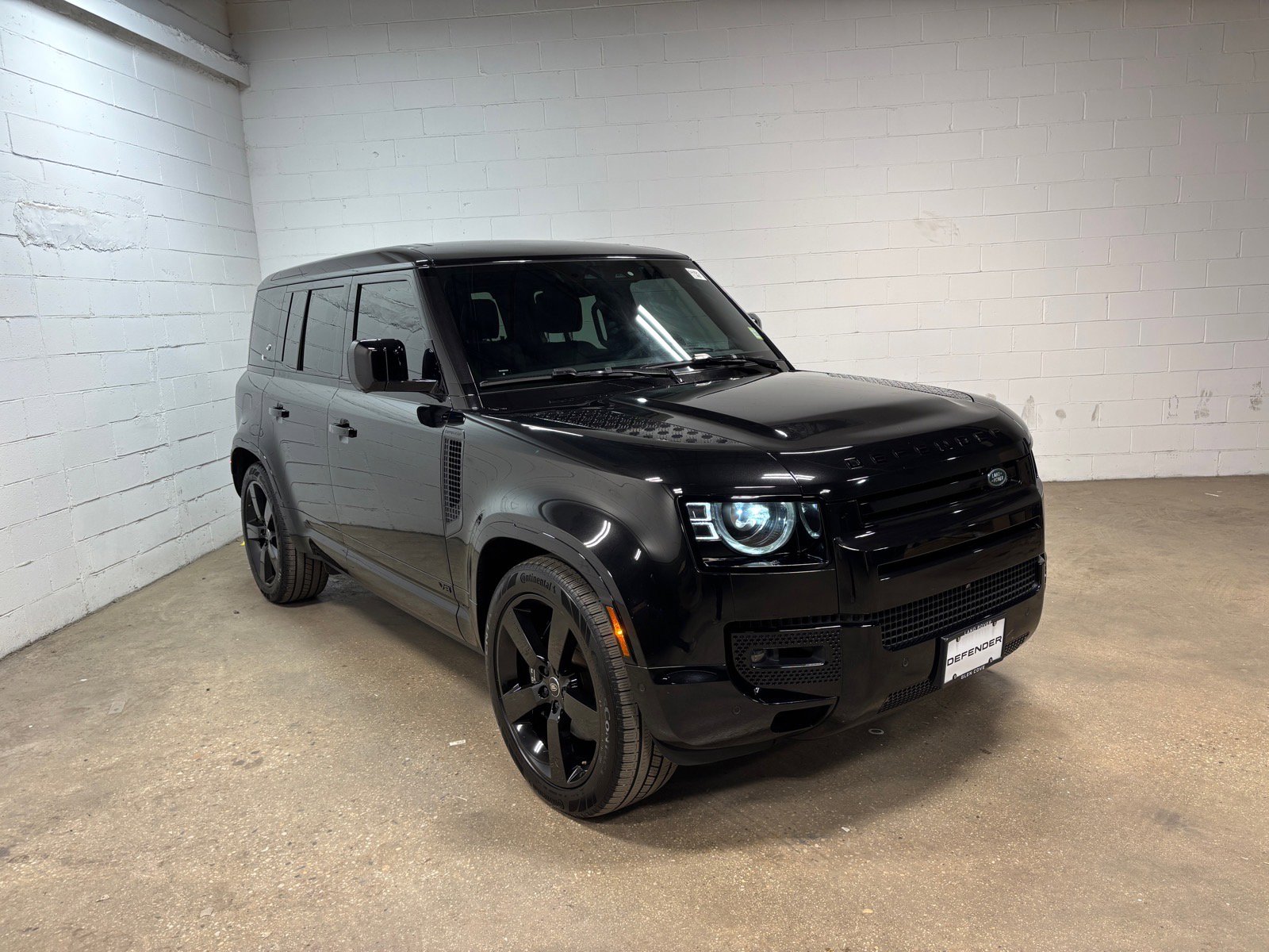 Used 2023 Land Rover Defender 110 V8 AWD/4WD image 4