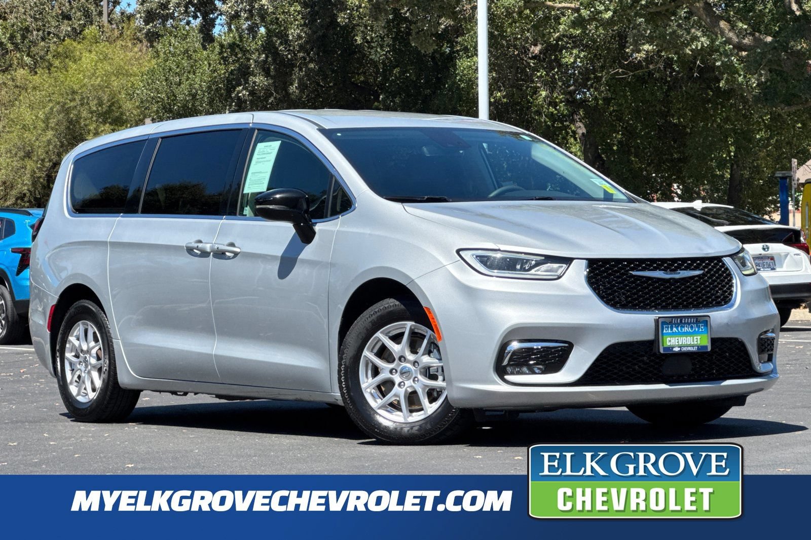Used 2024 Chrysler Pacifica Touring-L FWD image 1