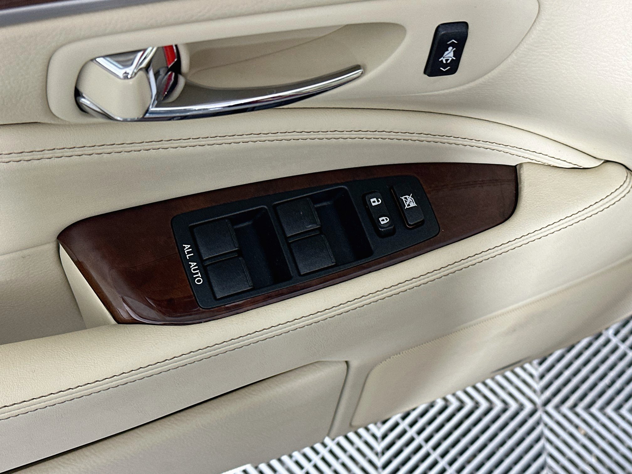 Used 2013 Lexus LS 460 w/ Comfort Pkg RWD image 15