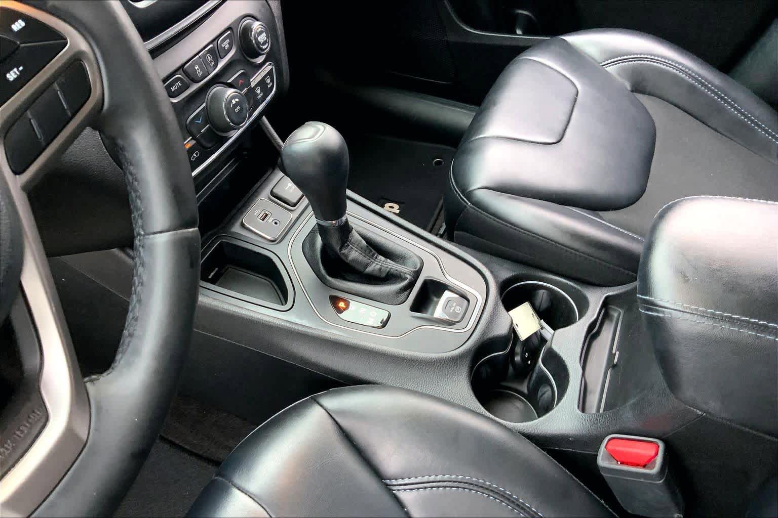 Used 2019 Jeep Cherokee Latitude Plus FWD image 16